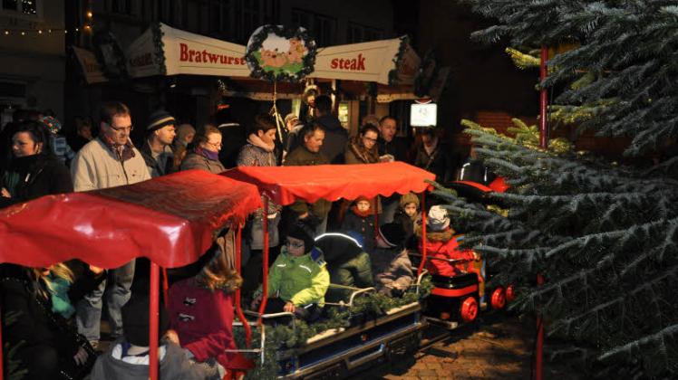 Mit einer elektrischen Mini-Eisenbahn ging es für die kleinen Marktbesucher im Rundkurs um den großen Weihnachtsbaum.   