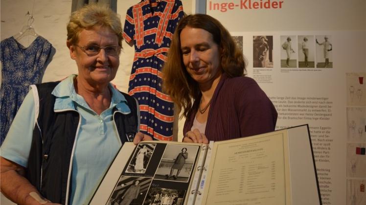 Ein dickes Buch ist Ilka-Marlen Holtgraves (links, mit Museumschefin Kerstin Schumann)  Abschlussarbeit  an der Textiltechnikerschule in Neumünster. 