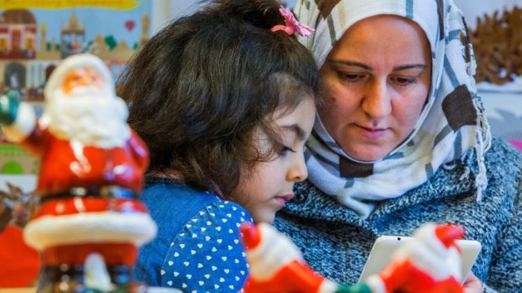 Die fünfjährige Nisren aus Syrien und ihre Mutter Abir Kroma  