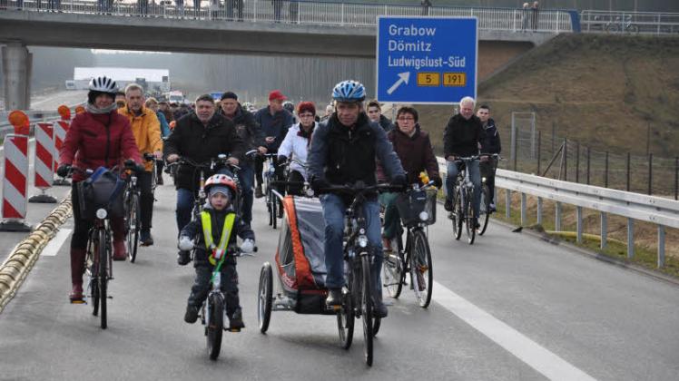 Testfahrt auf der Schnellstraße: Etwa 1500 Radfahrer fuhren gestern nahe Grabow die neue Trasse ab.  