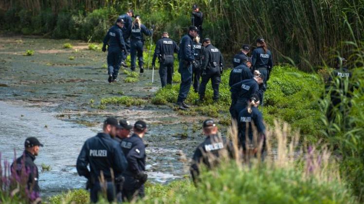 Suchaktion am Elbufer: Nach dem Fund der Leiche eines 41-Jährigen in der Elbe, gehen Ermittler von einem Familiendrama aus.
