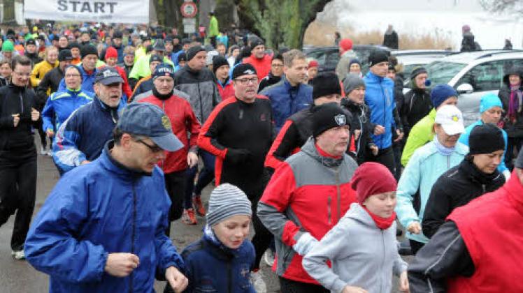 Beim Silvesterlauf 2014 gingen wieder mehr als 700 Läufer auf die Strecke rund um den Faulen See. Schwerin hatte also auch das vergangene Jahr sportlich verabschiedet.  Fotos: Klawitter (2) 