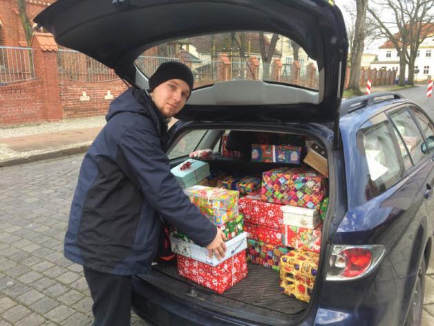 Volontär Carlo Ihde muss unserem Weihnachtsmann helfen und mehr als 100 Päckchen im Bürgerzentrum abgeben.  