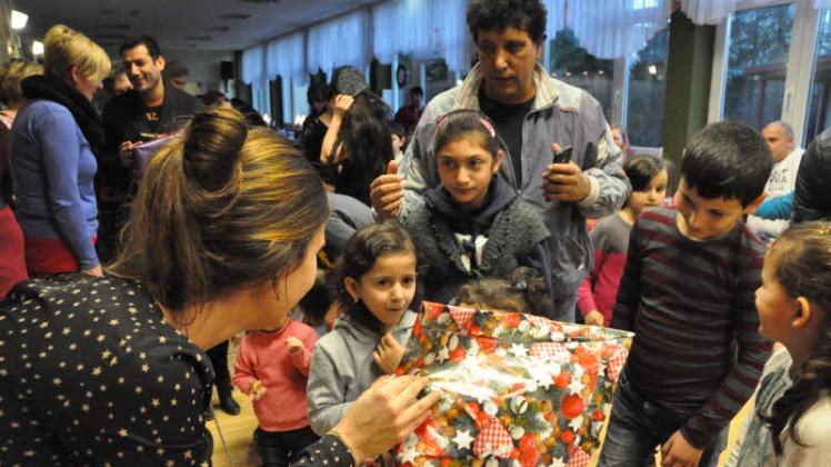 Auch die Kinder aus Flüchtlingsfamilien freuten sich in Perleberg über die liebevoll gepackten Präsente und bedankten sich durch die Bank höflich.  