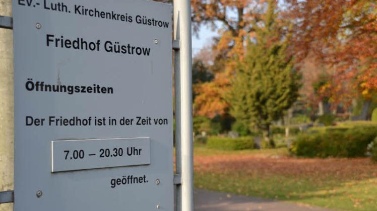 Der Güstrower Friedhof ist mit einer Größe von 15 Hektar schwer zu überwachen. Immer wieder kommt es zu Grabschändungen.