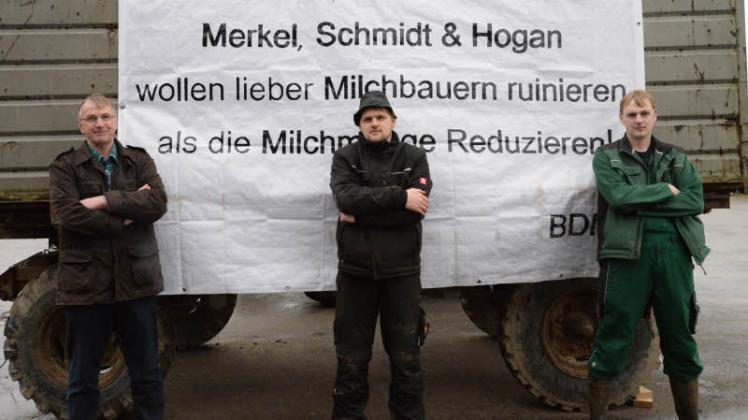 Georg, Reiner und Torsten Maas (v.l.) vom Milchhof Maas in Lützow fordern faire Milchpreise für die Bauern und eine Reduzierung der derzeitigen Milchmenge.  