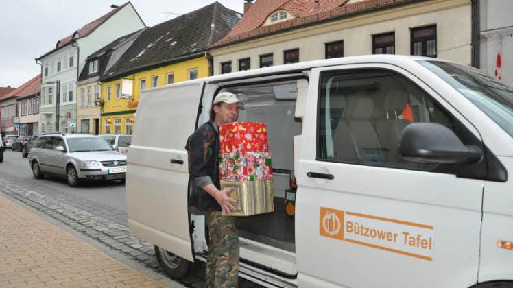 Hat alle Hände voll zu tun: René Horn, Fahrer der Bützower Tafel, holt die 30 Geschenke aus der SVZ-Redaktion ab.