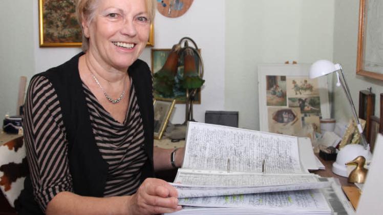 Spaß an Güstrower Geschichte: Annaliese Soltwedel mit Akten aus dem 17.Jahrhundert.  