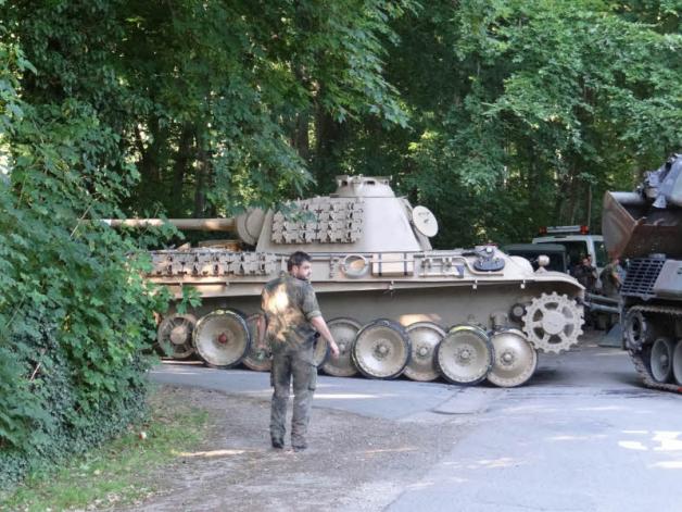 Ohne seine Ketten wird der Weltkriegspanzer aus der Privatstraße in Heikendorf gezogen. Ums Kanonenrohr ist ein weißer Zettel mit dem Aktenzeichen gewickelt. Ohne seine Ketten wird der Weltkriegspanzer aus der Privatstraße in Heikendorf gezogen. Ums Kanonenrohr ist ein weißer Zettel mit dem Aktenzeichen gewickelt.