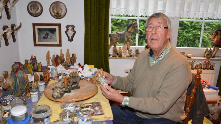 „Seitdem mein Nachbar mir seine Krippe gezeigt hat, bin ich mit diesem Virus infiziert“, erzählt Franz-Josef Schwartz über seine große Leidenschaft. In seinem Arbeitszimmer, dem Lazarett für Krippenfiguren, restauriert er alle kleinen Mängel.   