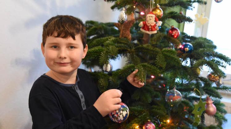 Noch eine hübsche Kugel für den Christbaum: Tillman Petruschat feiert heute Weihnachten und seinen siebten Geburtstag.  Fotos: Reinhard Klawitter (2) 