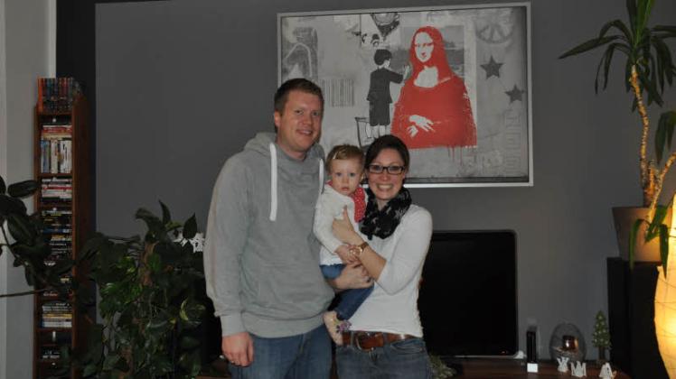 Haben ihr Glück auf dem mecklenburgischen Land gefunden: Jan und Nicole Weidemann mit Tochter Femke-Luisa.  