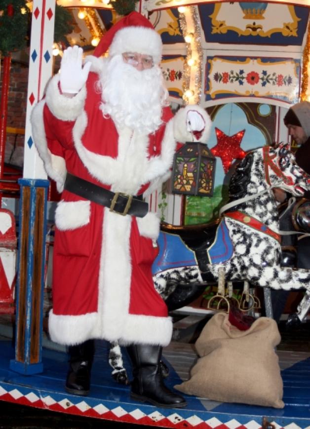 Seit 30 Jahren beglückt der Unternehmensberater „Claudius“ die Kinder als Weihnachtsmann – auch auf dem Weihnachtsmarkt in Eckernförde.  