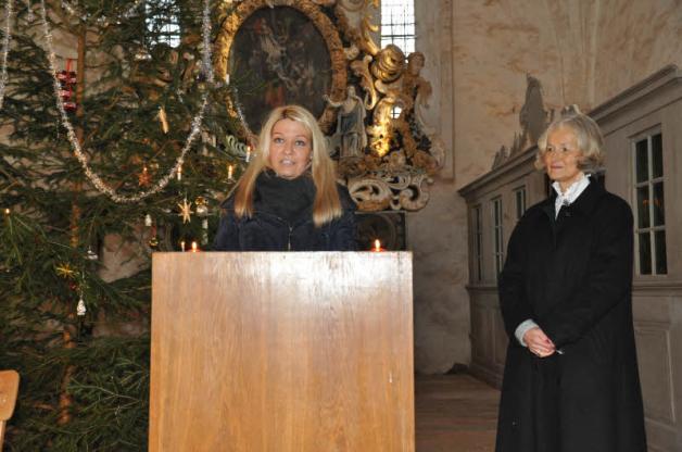 Die Weihnachtsgeschichte in Ruchow liest Theresa Müller, Stefanie von Laer (r.) hält die Andacht und spielt die Orgel, beide aus Tieplitz.