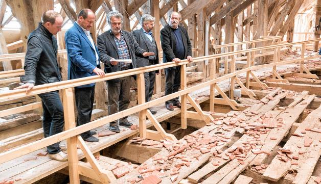 Hartmut Böhnke (Mitte) Ende Mai mit Bürgermeister Christian Grüschow (v.l.) und Wolfgang Illert sowie Pastor Karl-Martin Schabow (r.) und Axel Ullrich unter dem Dach der Stiftskirche. Hartmut Böhnke (Mitte) Ende Mai mit Bürgermeister Christian Grüschow (v.l.) und Wolfgang Illert sowie Pastor Karl-Martin Schabow (r.) und Axel Ullrich unter dem Dach der Stiftskirche.