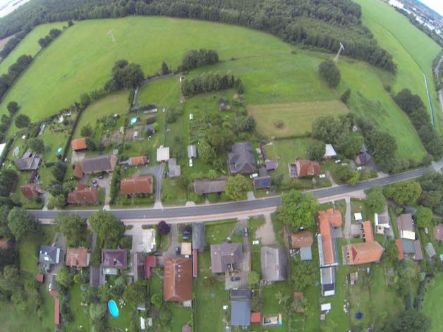 Ein Teil Steegens von oben gesehen, die neue Straße pägt den Ortsteil nachhaltig und hat auch schon viele Neider geweckt. Ein Teil Steegens von oben gesehen, die neue Straße pägt den Ortsteil nachhaltig und hat auch schon viele Neider geweckt.