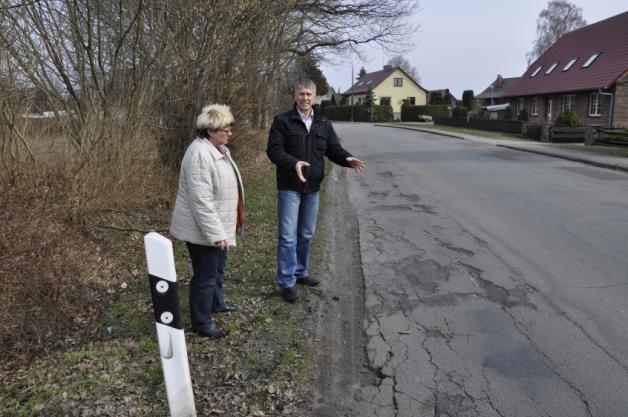 Ein historisches Bild aus dem Jahre 2010: Bürgermeister Holger Maty und die 1. stellv. Bürgermeisterin Kerstin Kandzorra beklagten damals den Straßenzustand. Jetzt ist diese und viele anderen Stellen nicht mehr wiederzuerkennen.  
