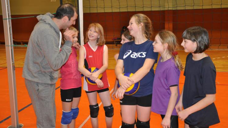 Hossein gibt den jungen Volleyballerinnen im Training wertvolle Tipps. Fotos: andreas münchow 