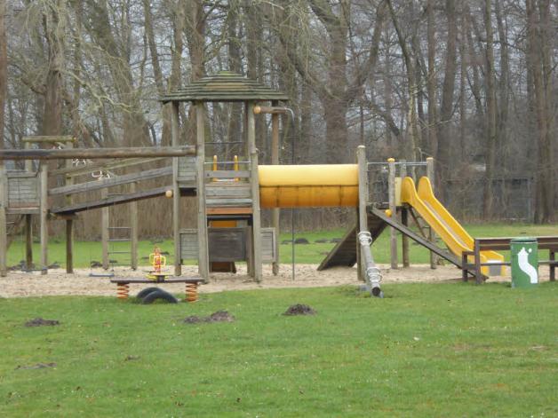 Der Spielplatz am Badestrand soll 2016 saniert werden.