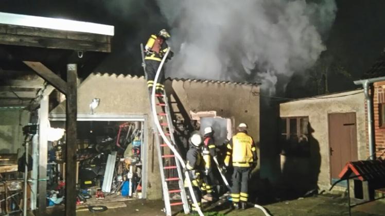 Die Kameraden der freiwilligen Feuerwehr konnten ein Übergreifen der Flammen auf benachbarte Gebäude verhindern. 