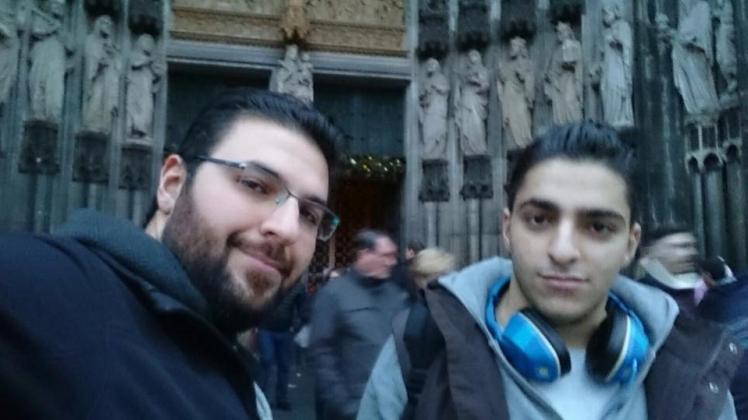 Moha und sein jüngerer Bruder vor dem Kölner Dom  