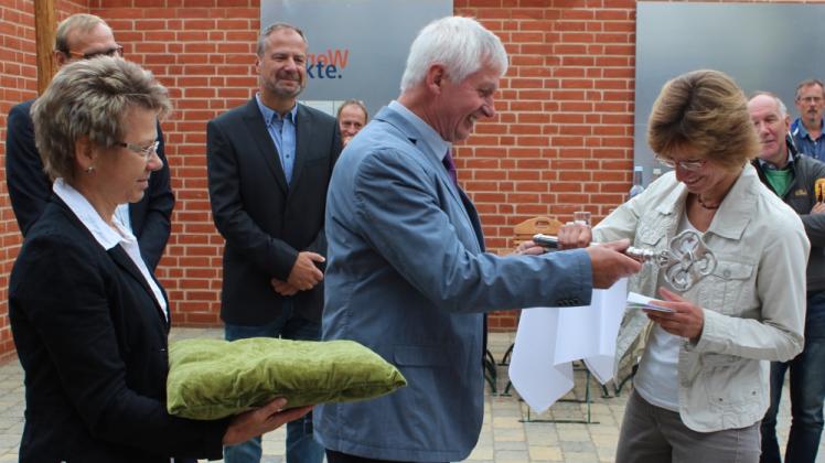 Lenzens Bürgermeister Christian Steinkopf übergibt den symbolischen Schlüssel an Susanne Gerstner, Leiterin des Auenökologischen Zentrums Burg Lenzen. 