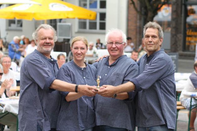 August: Die Gewinner des letzten SVZ-Koch-Oskars sind Bernd Carstensen, Anke Langwehn, Volker Breede und Helmut Mahrt (v.l.) aus Güstrows Partnerstadt Kronshagen. Es war die letzte Veranstaltung „Güstrow kocht auf“. August: Die Gewinner des letzten SVZ-Koch-Oskars sind Bernd Carstensen, Anke Langwehn, Volker Breede und Helmut Mahrt (v.l.) aus Güstrows Partnerstadt Kronshagen. Es war die letzte Veranstaltung „Güstrow kocht auf“.