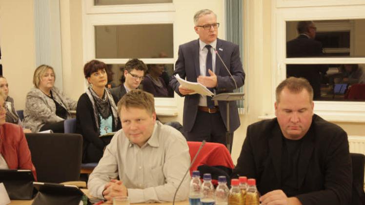 KSM-Vorstand Matthias Effenberger (stehend) versucht, einige Befürchtungen der Ludwigsluster Stadtvertreter zu zerstreuen. Letztlich stimmte die Mehrheit für den Beitritt zur KSM.  