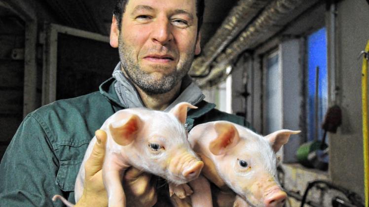 Stefan Wille genannt Niebur hält das Glück in den Händen: den Schweine-Nachwuchs für 2016.