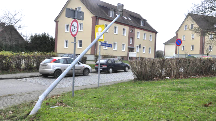 Die Laterne in der Rehnaer Straße von Gadebusch hängt nach der Kollision mit dem Auto auf Halbmast.  