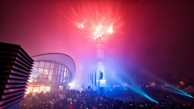 Sehenswert trotz Nebel: das Warnemünder Turmleuchten. Sehenswert trotz Nebel: das Warnemünder Turmleuchten.