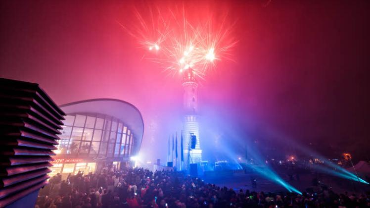 Rostock begrüßt das Jahr 2016: Das Warnemünder Turmleuchten zog Tausende ins Seebad. 