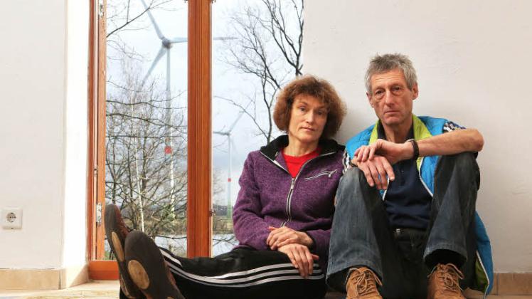 Heimke und Pieter Hogeveen wollen mindestens eine Nacht-Abschaltung der 17 Windmühlen neben ihrem Haus erreichen.