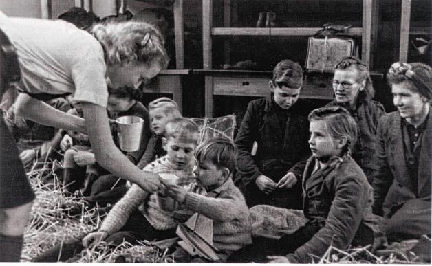 Viele deutsche Flüchtlingskinder waren 1945 nach Nordschleswig gekommen, es gibt kaum Fotodokumente aus ihren Unterkünften. Die Aufnahme stammt aus dem Lager Hørup Klint auf Alsen. Aus dem Lager Hohenwarte sind keine Fotos bekannt. Viele deutsche Flüchtlingskinder waren 1945 nach Nordschleswig gekommen, es gibt kaum Fotodokumente aus ihren Unterkünften. Die Aufnahme stammt aus dem Lager Hørup Klint auf Alsen. Aus dem Lager Hohenwarte sind keine Fotos bekannt.