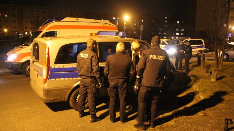 Mordversuch auf offener Straße in Rostock: Hoch aggressiver Mann will Passant mit Messer Kehle durchschneiden - Polizeigroßeinsatz in Toitenwinkel - Festnahme 