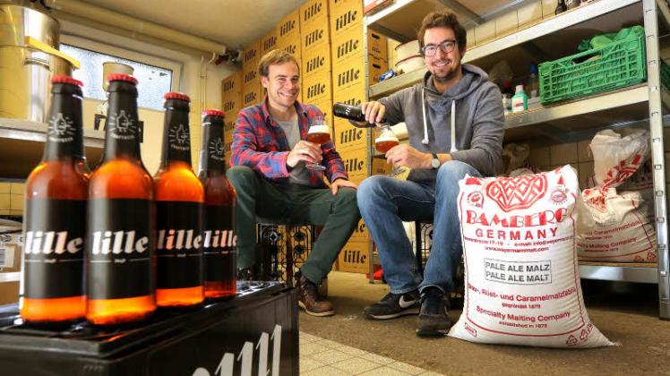 „Jeder kann Bier brauen. Dazu  braucht man nur einen Kochtopf“, sagt Florian Scheske (30, links). Zusammen mit Max Kühl (31) gründete er die Brauerei Lillebräu und braut seitdem das Lille Lager. 