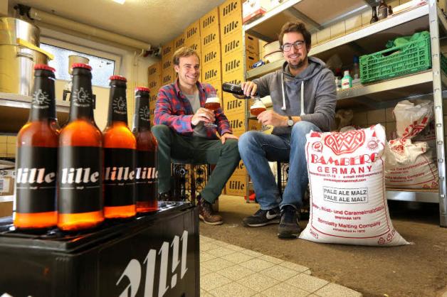„Jeder kann Bier brauen. Dazu braucht man nur einen Kochtopf“, sagt Florian Scheske (30, links). Zusammen mit Max Kühl (31) gründete er die Brauerei Lillebräu und braut seitdem das Lille Lager. „Jeder kann Bier brauen. Dazu braucht man nur einen Kochtopf“, sagt Florian Scheske (30, links). Zusammen mit Max Kühl (31) gründete er die Brauerei Lillebräu und braut seitdem das Lille Lager.