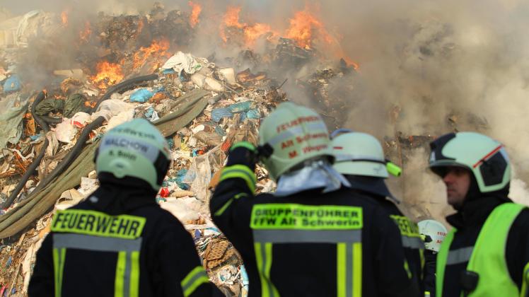 Die Feuerwehr versucht auf dem Gelände einer Recyclingfirma in Malchow brennenden Restmüll zu löschen. Die Feuerwehr versucht auf dem Gelände einer Recyclingfirma in Malchow brennenden Restmüll zu löschen.