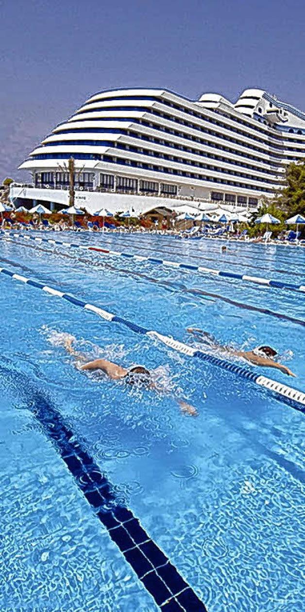 Draußen schwimmen auch im Januar: der beheizte „Olympia-Pool“ des Hotels