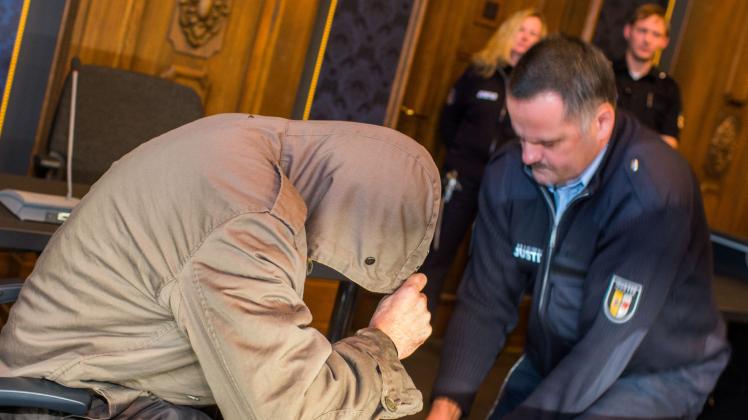 Der 41-Jährige Angeklagte Peter B. versteckt im Verhandlungssaal des Landgerichts Schwerin sein Gesicht