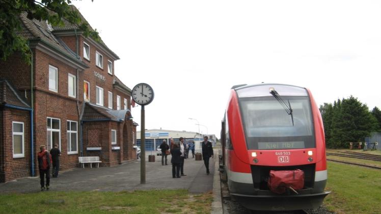 „Hein Schönberg“ am Bahnhof in Schönberg. 2012 noch als Sonderzug unterwegs, soll der Zug künftig wieder regelmäßig zwischen Kiel und Schönberger Strand verkehren. 