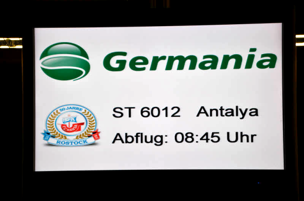 Germania mit Hansa-Traditionslogo: Die Bildschirme am Flughafen waren ganz in den Vereinsfarben gehalten.