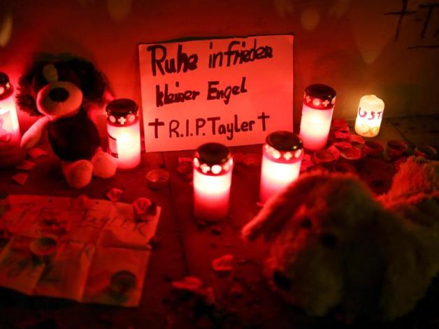 Nach dem Tod des kleinen Tayler Mitte Dezember 2015 stellten Menschen Kerzen und Plüschtiere vor dem Wohnhaus der Familie auf.