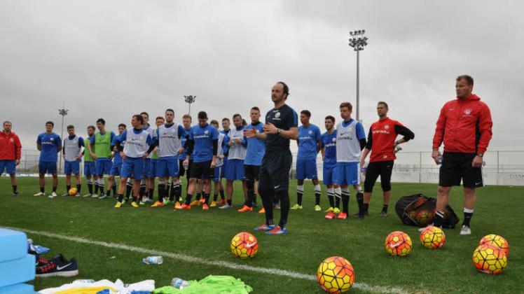 „Wir wollen das hier zusammen wuppen“, sagte Chefcoach Christian Brand (in Schwarz)gestern zu den gut 100 anwesenden Hansa-Fans im Trainingslager in der Türkei. 
