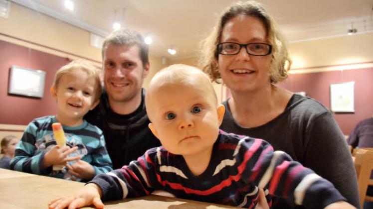 Eine klassische KTV-Familie sind Phil (4), sein Papa Tino Hermann (31), Schwesterchen Lena (10 Monate) und Mama Lucy Feller (32). Fotos: nicole Pätzold 
