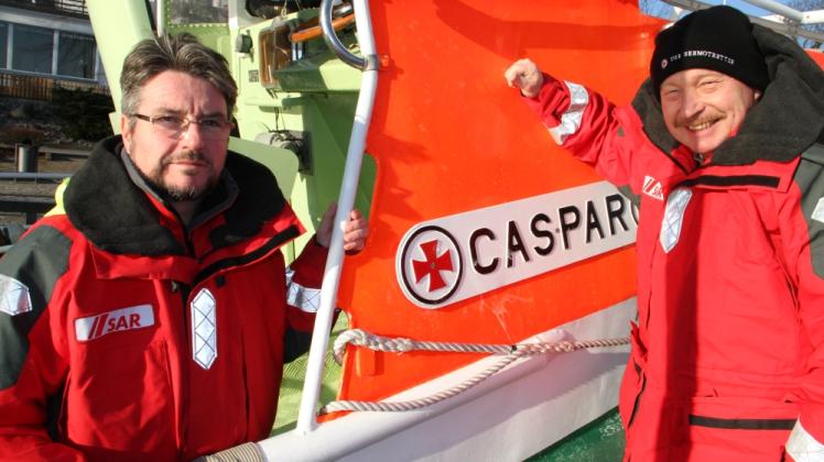 „Arkona“-Vormann Karsten Waßner (l.) und Maschinist Harald Glawe am Beiboot „Caspar“