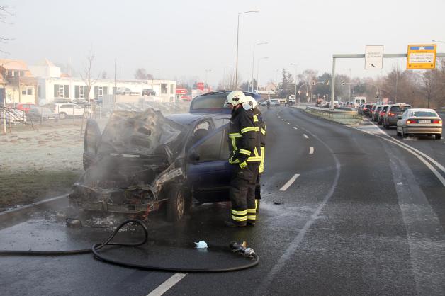 Auto brennt lichterloh auf Rostocker Hauptverkehrsstraße