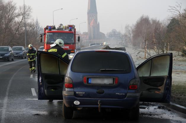 Auto brennt lichterloh auf Rostocker Hauptverkehrsstraße