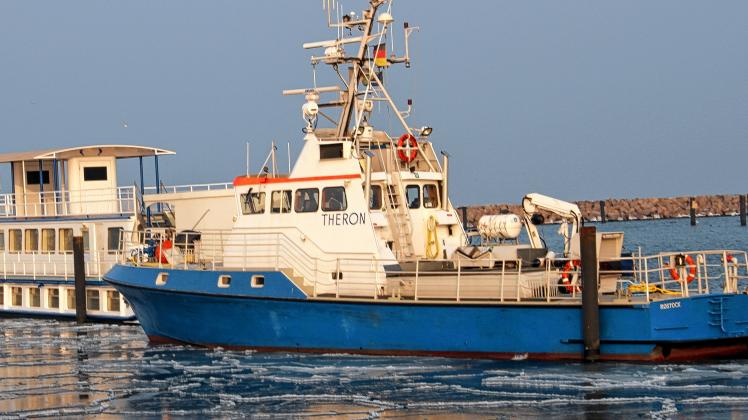 Auf dem Weg von der Tamsen-Maritim-Werft zur Robbenstation nach Hohe Düne wurde die motorlose „Lichtenberg“ vom Begleitboot „Theron“ der Firma Maritime Dienstleistungen Weber und den Baltic Tauchern begleitet. Auf dem Weg von der Tamsen-Maritim-Werft zur Robbenstation nach Hohe Düne wurde die motorlose „Lichtenberg“ vom Begleitboot „Theron“ der Firma Maritime Dienstleistungen Weber und den Baltic Tauchern begleitet.