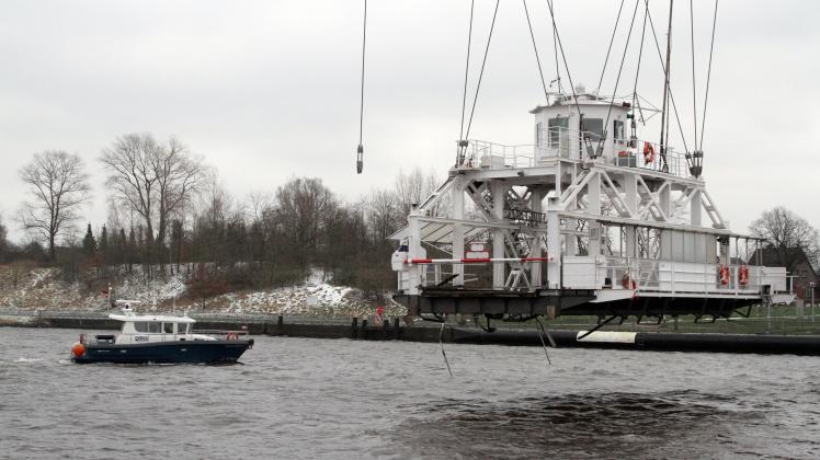 Ein Boot der Wasserschutzpolizei fährt nach dem Unfall zur Schwebefähre. Sie hing stundenlang mittig über dem Nord-Ostsee-Kanal. 